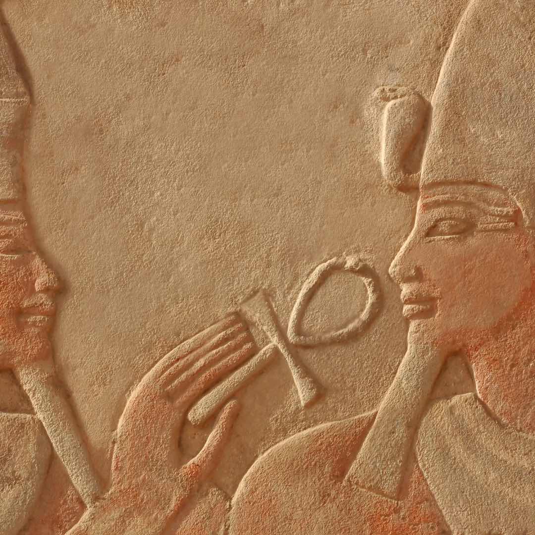 Faraone dell'antico Egitto che tiene un ankh, simbolo della vita eterna