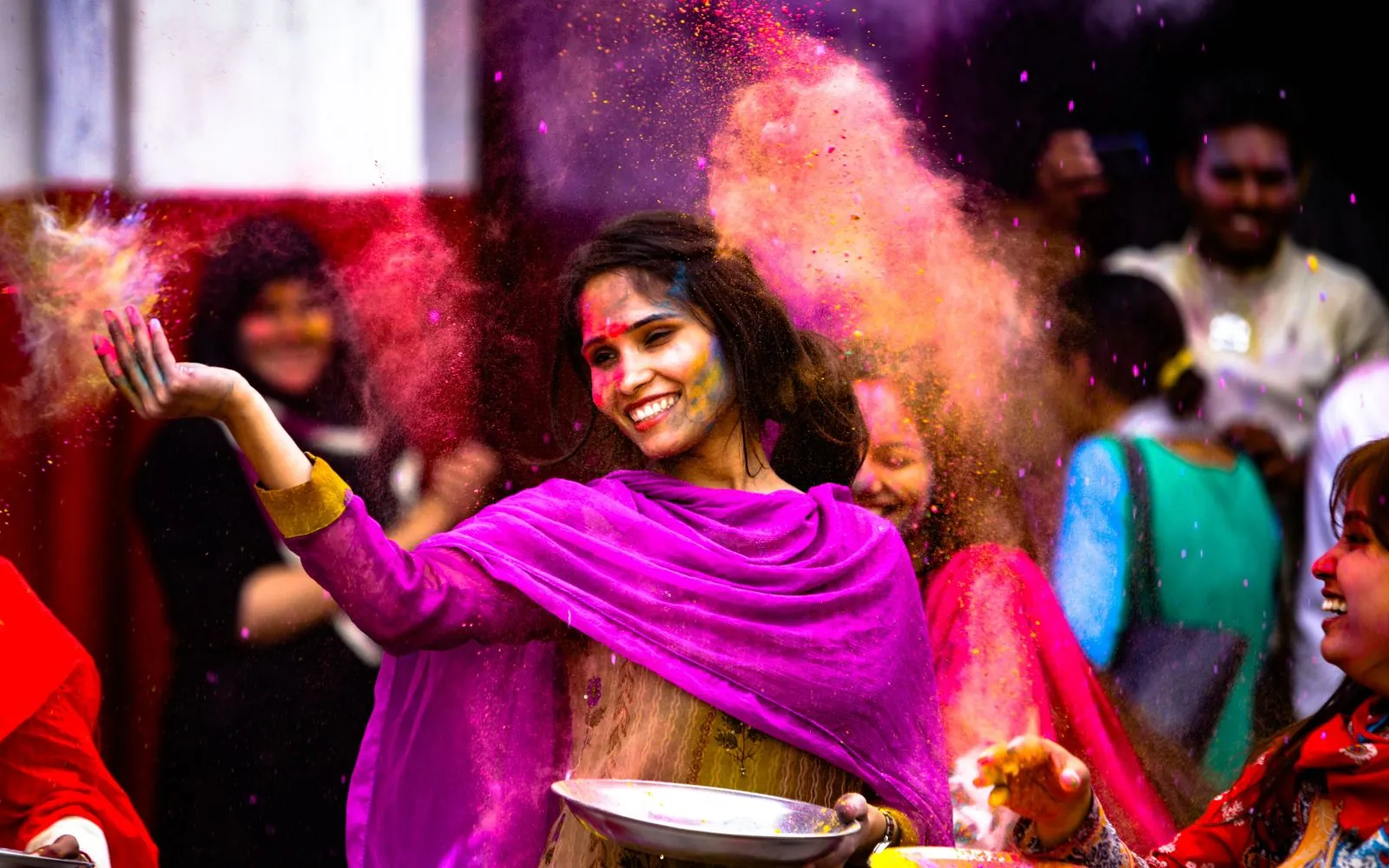 Celebrazione dell'Holi in India, la festa dei colori che simboleggiano gioia, amore e rinnovamento
