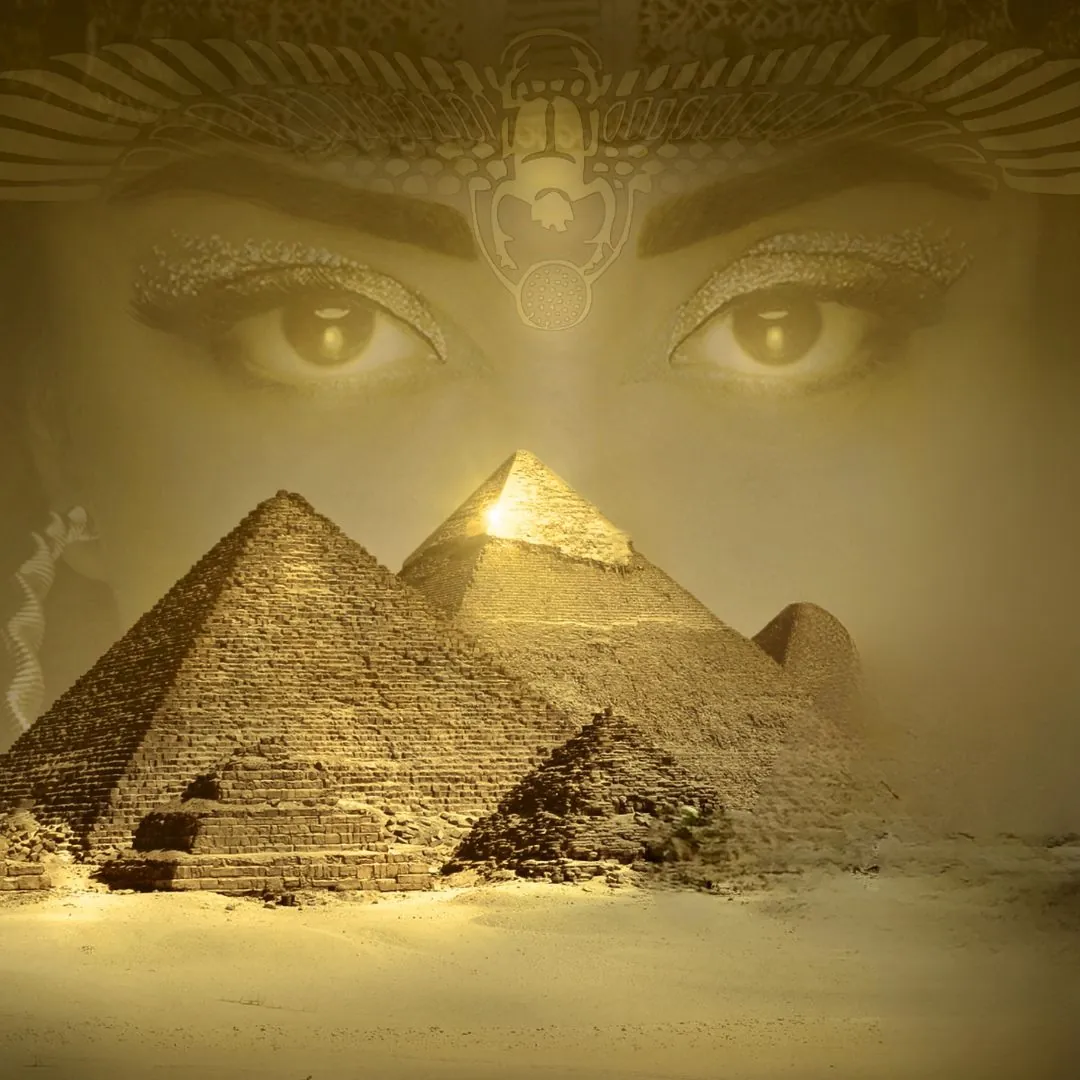 Piramidi d'Egitto con gli occhi di Iside sullo sfondo, a simboleggiare la protezione divina e l'antica saggezza del femminile sacro