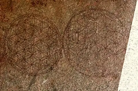 Eingravierte Blume des Lebens, die in Abydos in Ägypten gefunden wurde, ein altes Symbol, das die Schöpfung und die universelle Harmonie darstellt