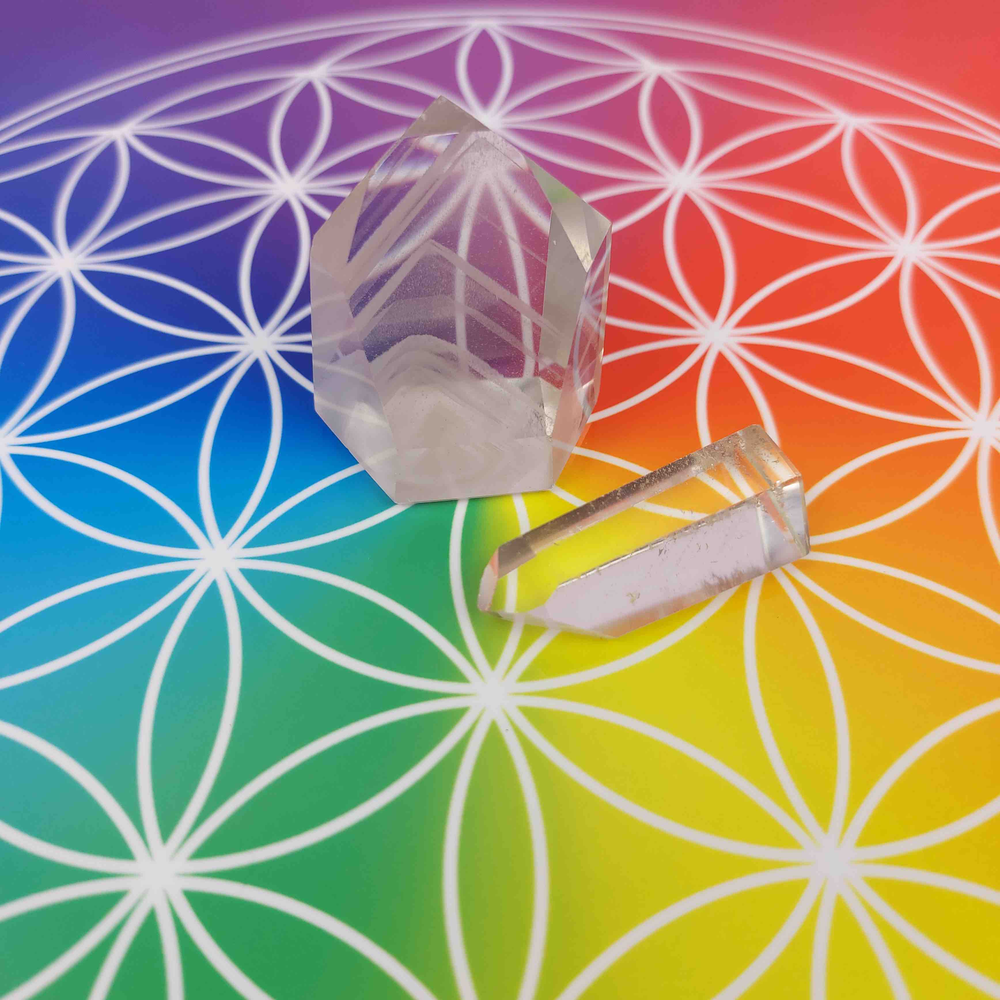 Cristales colocados en una bandeja Flor de la Vida, simbolizando la armonización energética y el poder de las geometrías sagradas