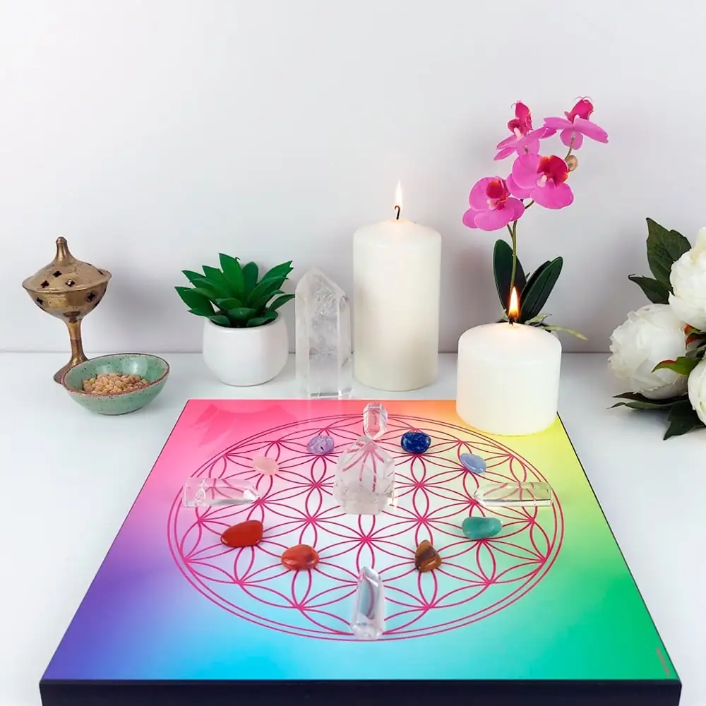 Rejilla de cristal dispuesta sobre una bandeja multicolor de la Flor de la Vida, que simboliza la armonización energética y la sanación a través de la geometría sagrada