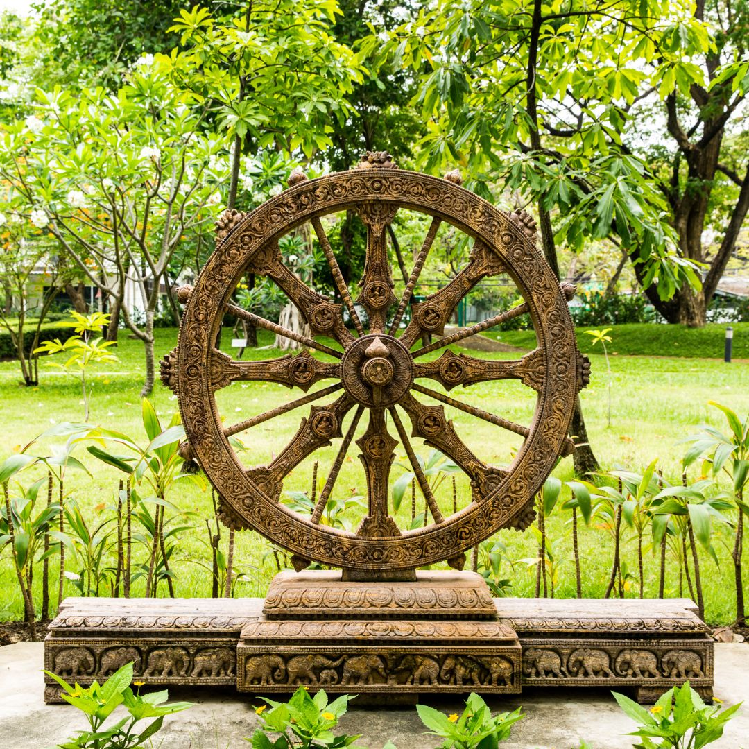 Dharmachakra, la rueda sagrada de ocho rayos del budismo, que ilustra el simbolismo del círculo y la unidad espiritual