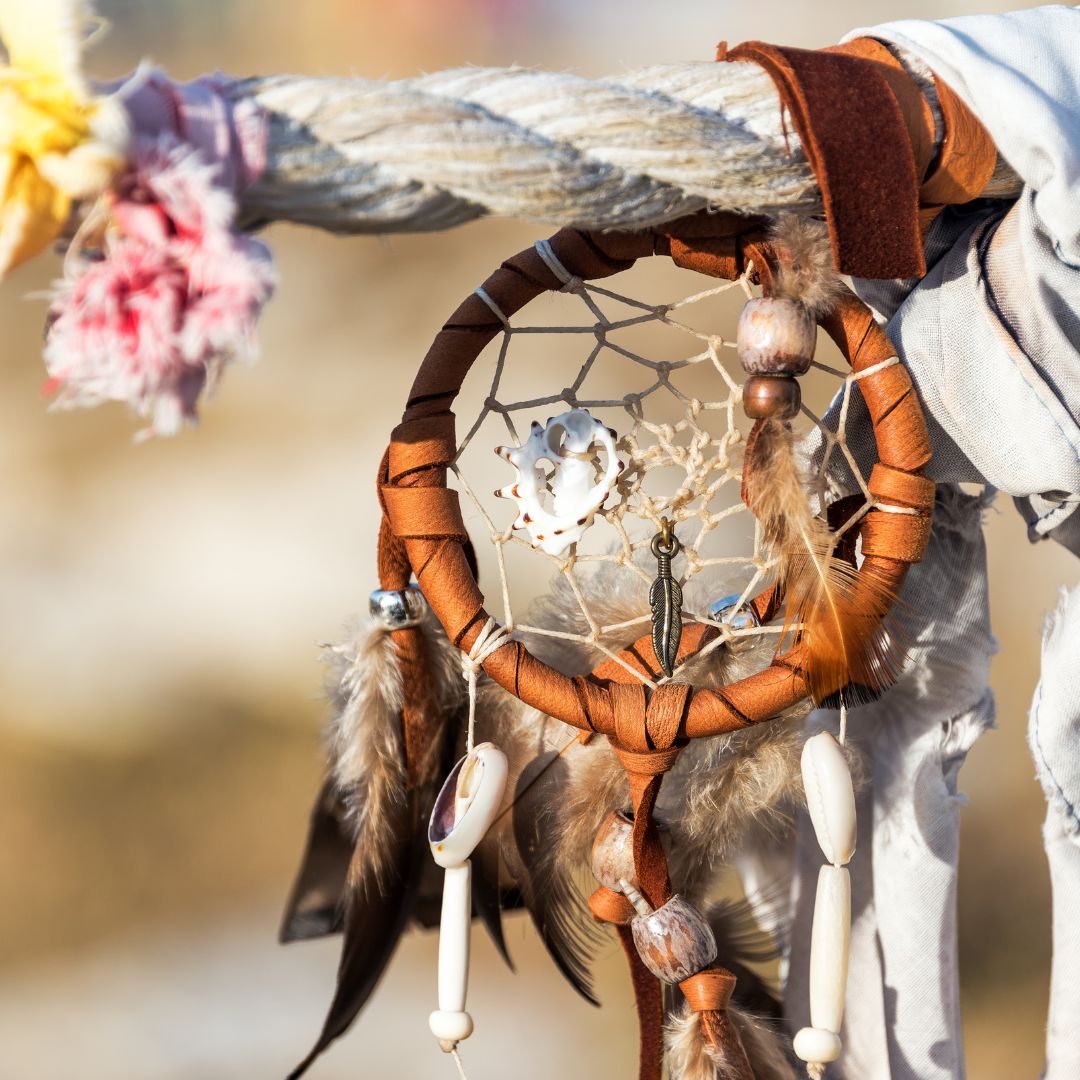Atrapasueños circular amerindio que representa el simbolismo del círculo y la protección espiritual