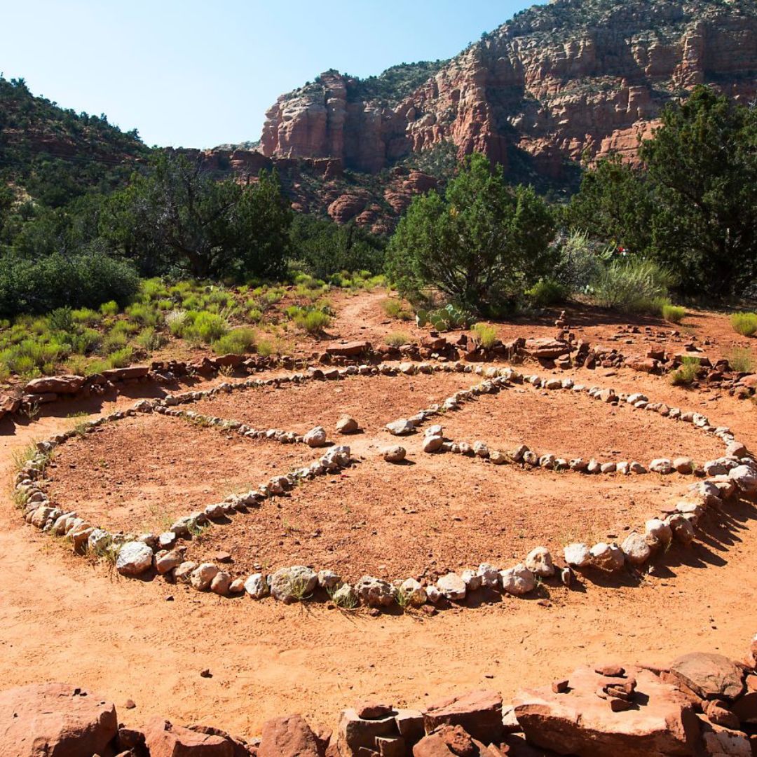 Rueda medicinal tradicional de piedra, símbolo amerindio del círculo y la alianza con la naturaleza