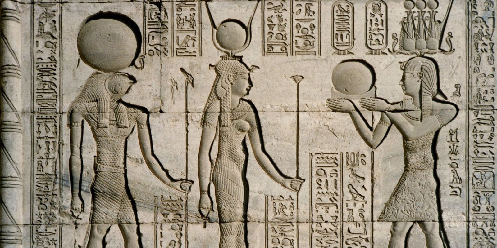 Relieve del templo de Hathor en Denderah con un disco solar que ilustra el simbolismo del círculo en el Antiguo Egipto