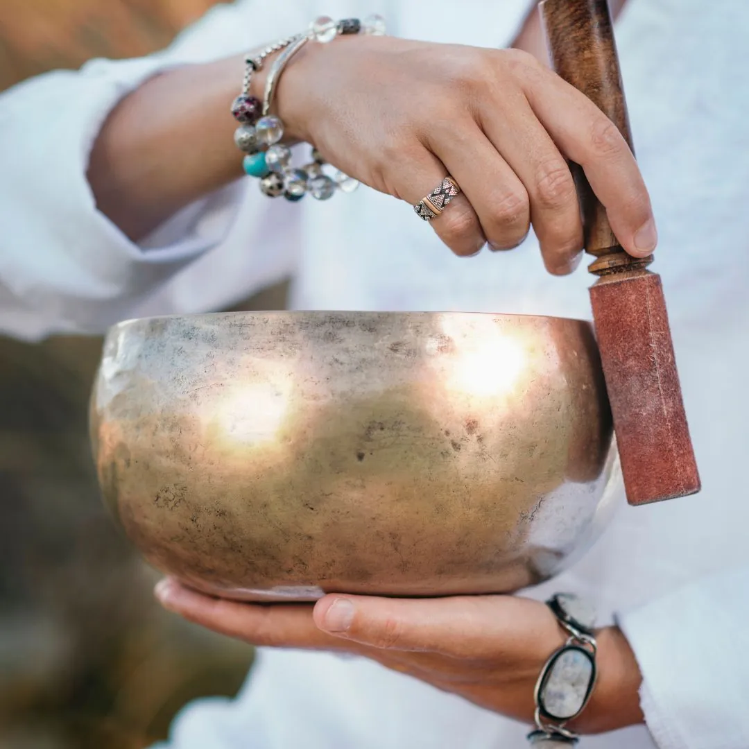 Bol chantant utilisé pour nettoyer et recharger les pierres naturelles par résonance vibratoire et purification énergétique