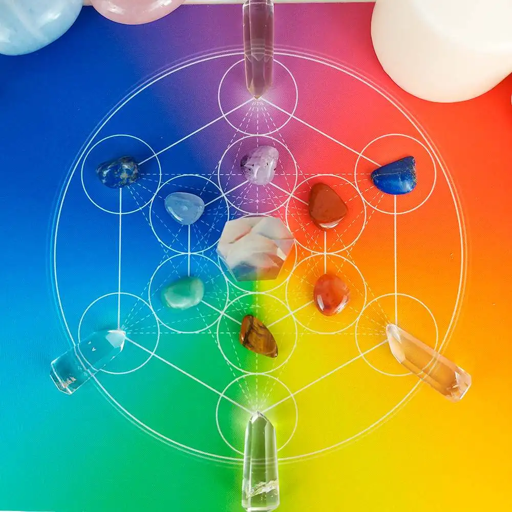 Vista superior de una rejilla de cristal sobre una estera del Cubo de Metatrón, que muestra alineación energética y simetría sagrada