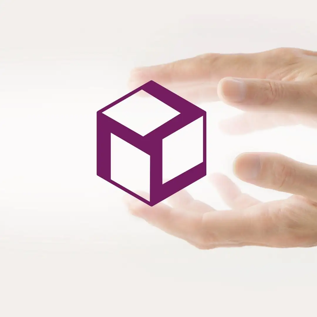 Rejilla de cristal de Reiki en forma de cubo, utilizada para canalizar la energía y fortalecer el equilibrio energético durante las sesiones de Reiki