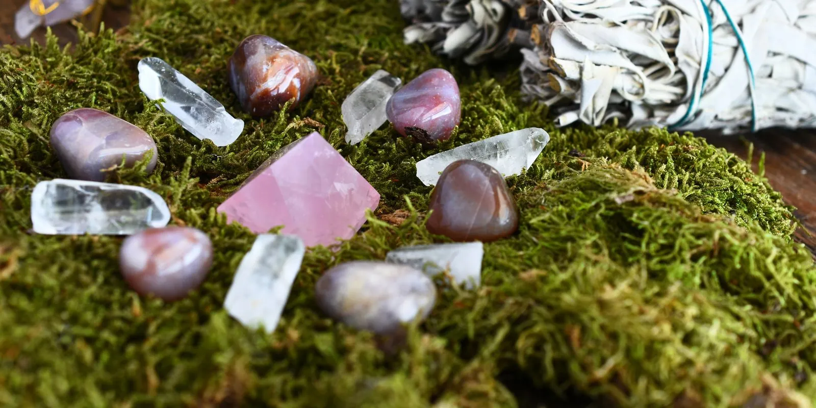 Cristales dispuestos sobre musgo para formar una rejilla de cristal, utilizados para amplificar la energía y promover la armonización energética