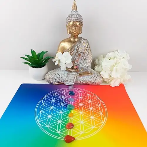 Rejilla de cristal sobre un tapete de Flor de la Vida, utilizada para equilibrar energías y promover la armonización espiritual