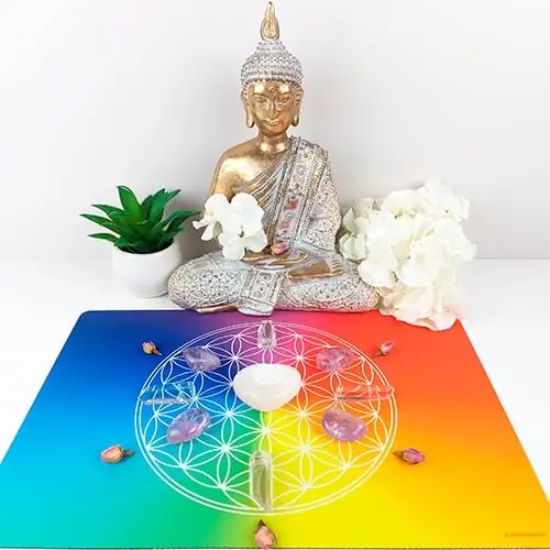 Rejilla de cristal alineada sobre una alfombra Flor de la Vida, amplificando las vibraciones positivas y la curación energética