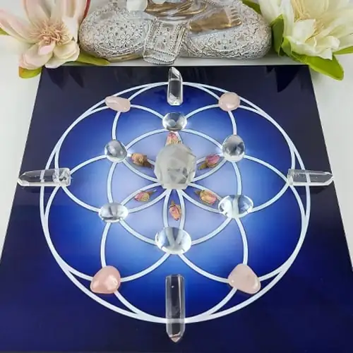 Rejilla de cristal dispuesta sobre una bandeja azul de Semilla de la Vida, utilizada para amplificar la energía y la armonía según la geometría sagrada