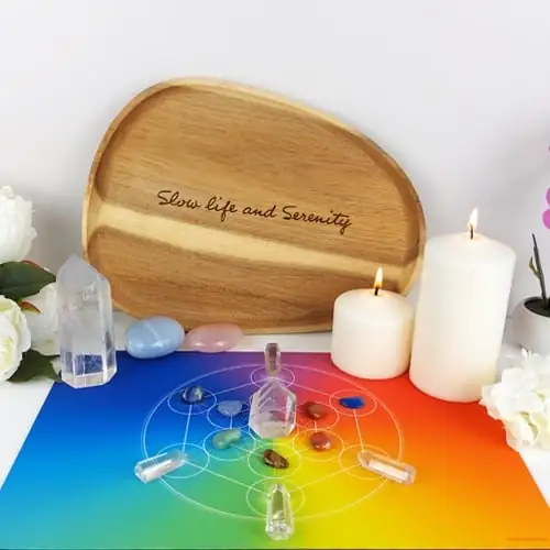 Rejilla de cristal dispuesta sobre una estera del Cubo de Metatrón, utilizada para amplificar la energía y armonizar según la geometría sagrada