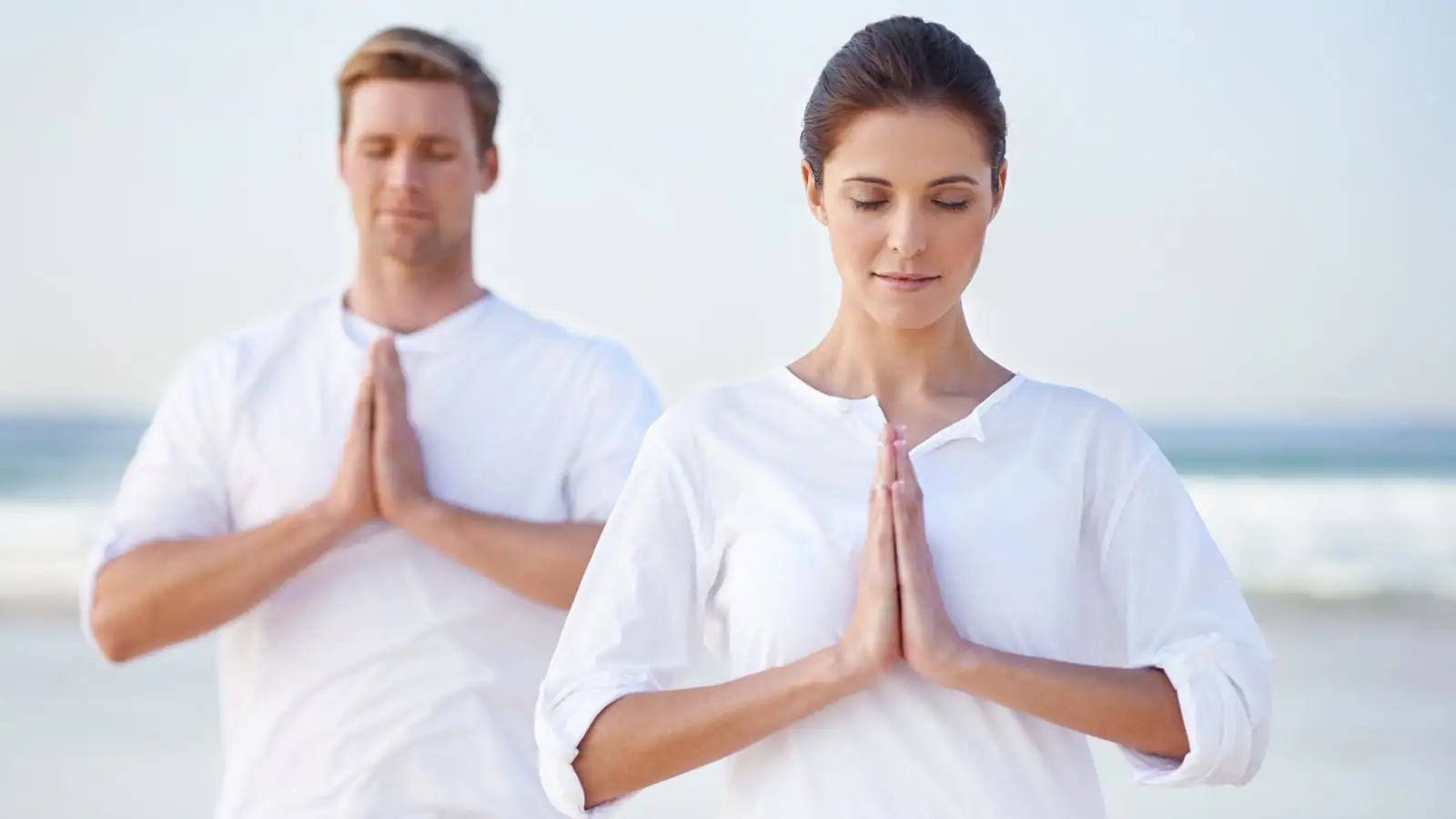 Stehendes meditierendes Paar, das inneren Frieden und energetische Harmonisierung symbolisiert, mit Mandalas als Werkzeug für Zentrierung und Gleichgewicht