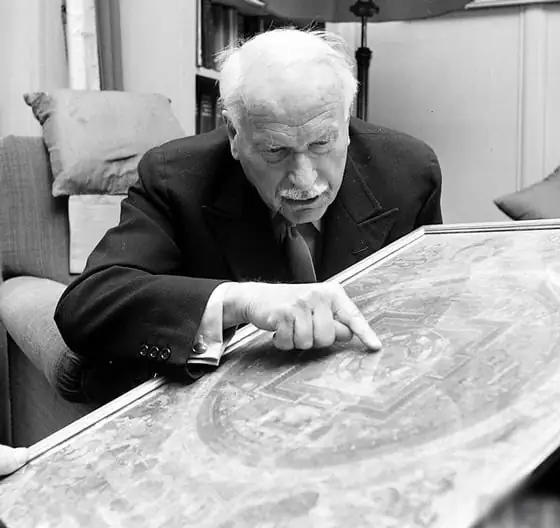 Foto von Carl Jung, das ein Mandala zeigt und die Bedeutung der heiligen Geometrie und der Mandalas für die Psychologie und das innere Gleichgewicht darstellt