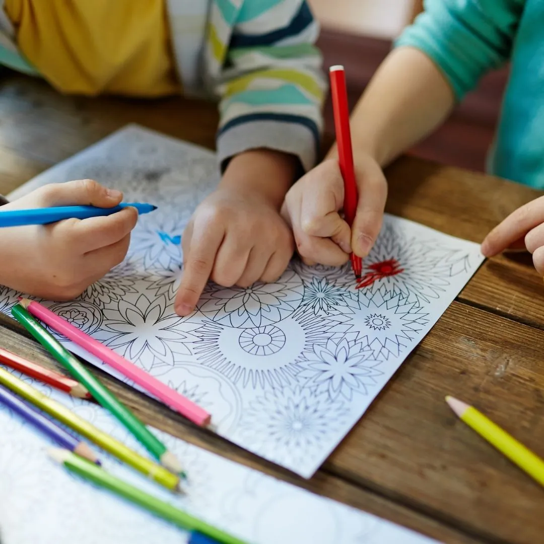 Kinder, die Mandalas ausmalen, eine kreative Aktivität, die die Konzentration, Entspannung und die Entwicklung positiven Denkens fördert