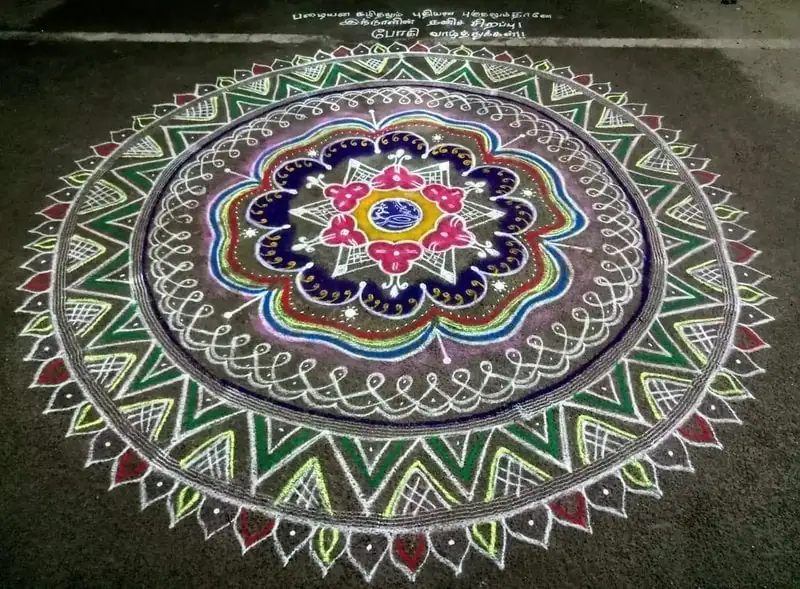 Kolam coloré, art traditionnel indien de motifs géométriques et floraux, symbole de bienvenue et d'harmonie dans la culture hindoue