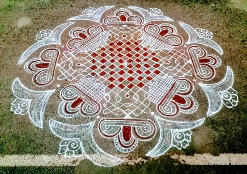 Kolam dessiné sur le sol, art traditionnel indien de motifs géométriques et spirituels, symbole de bienvenue et d'harmonie