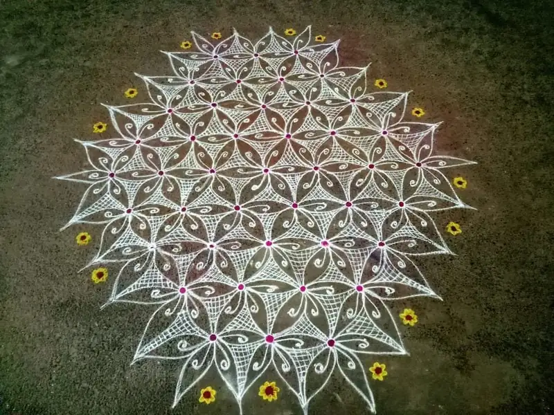 Kolam dessiné sur le sol, motifs géométriques traditionnels hindous symbolisant l'équilibre et la prospérité