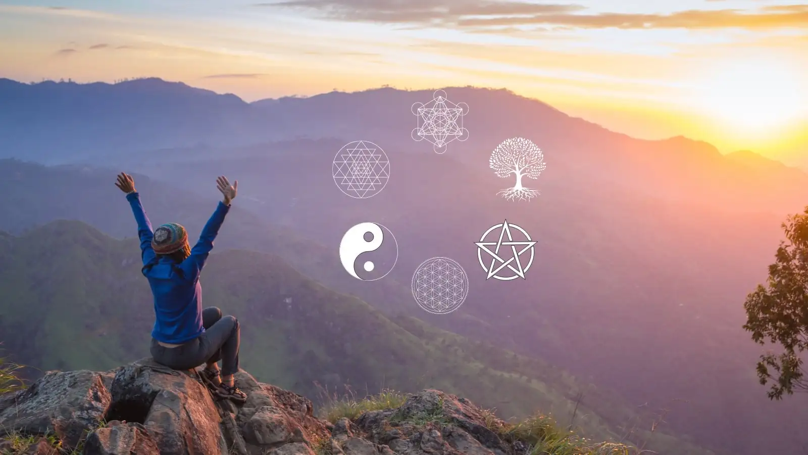 Frau auf einem Berggipfel im Sonnenaufgang, mit erhobenen Armen, die Landschaft betrachtend, mit Symbolen der heiligen Geometrie am Himmel, die die Macht der Absicht darstellen