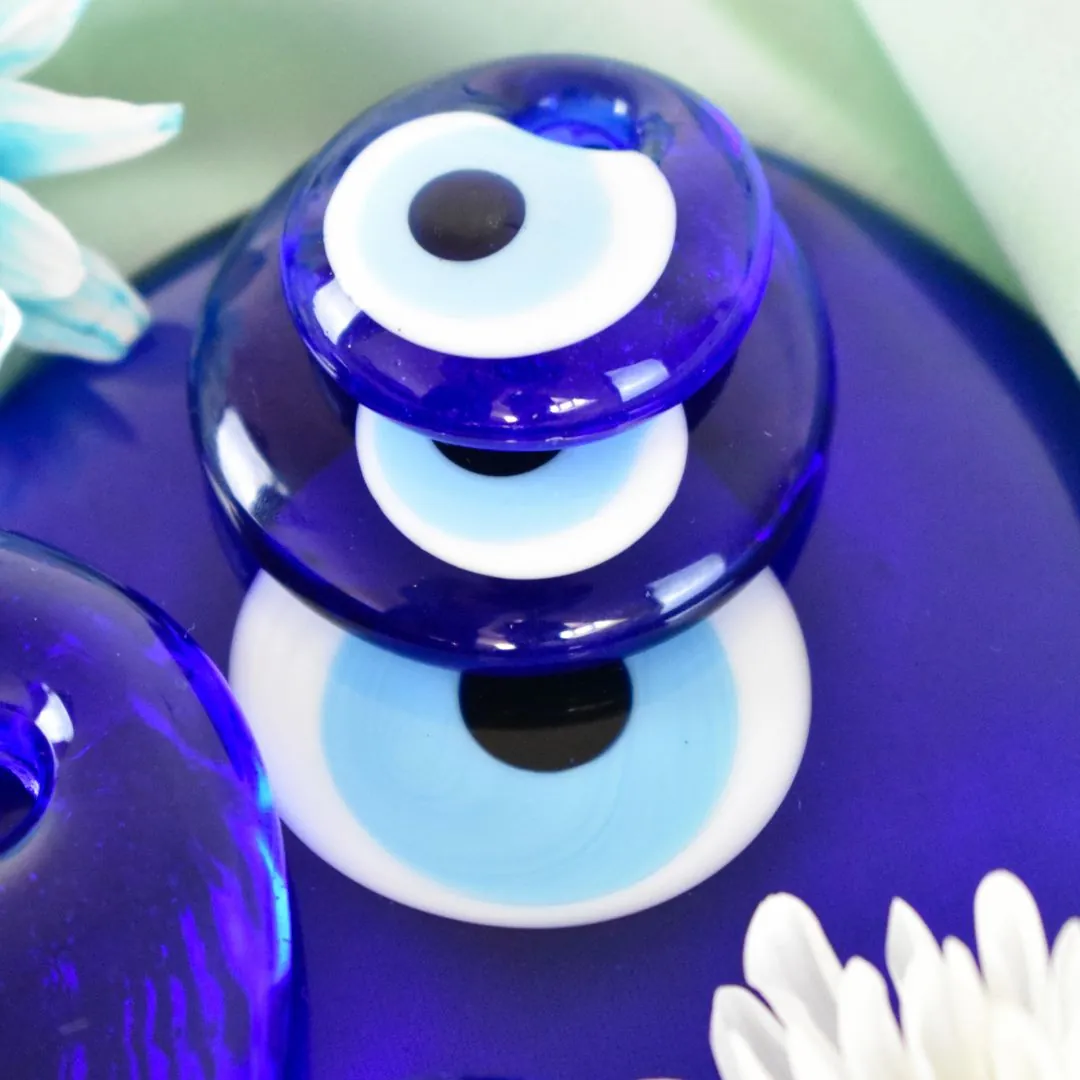 Ojos turcos de vidrio azul apilados, talismanes tradicionales de protección contra el mal de ojo