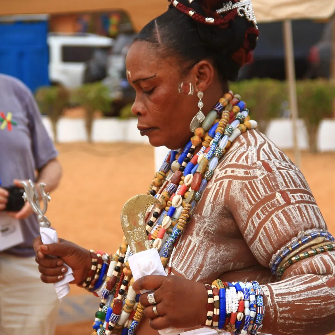 Bruja africana practicando magia
