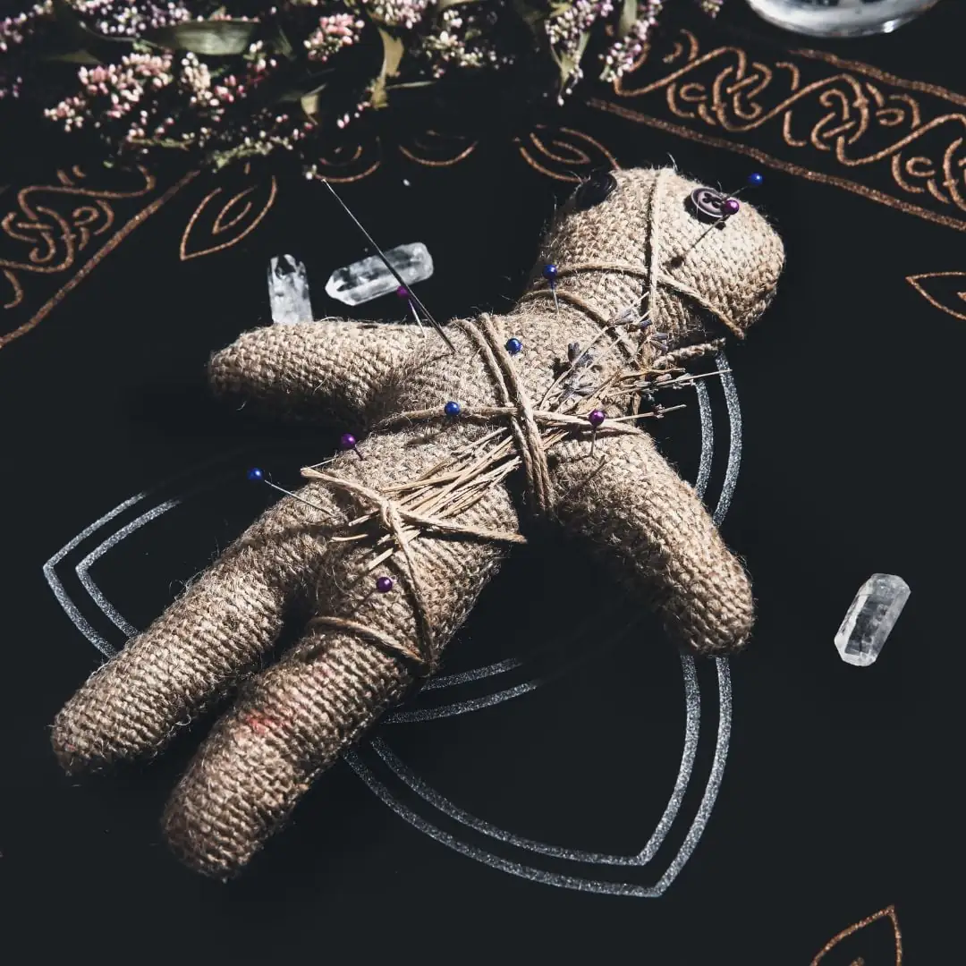 ritual de magia negra con muñeca