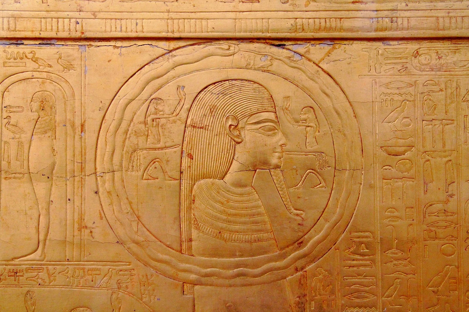die schlange, die den kopf des pharaos im alten ägypten umgibt