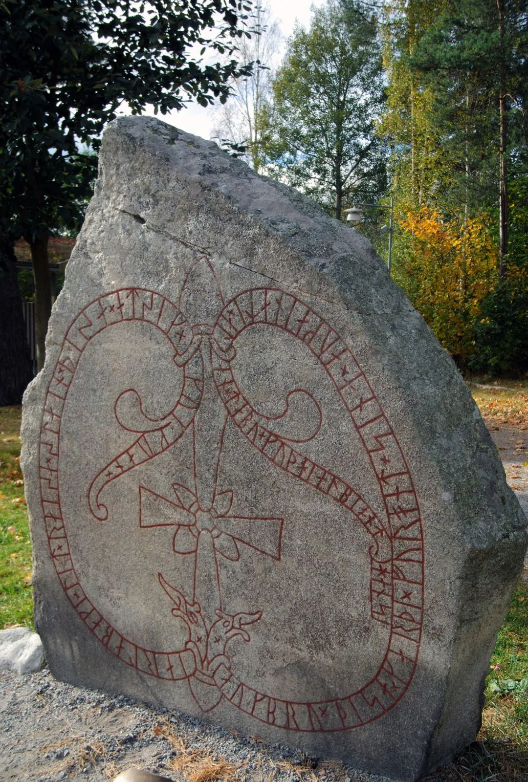 inschrift der Jormungang, der Wikingerschlange, auf einer Stele