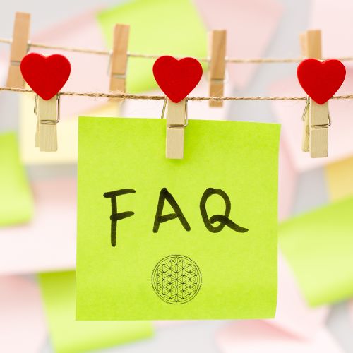 Post-it mit der Aufschrift 'FAQ', die den Abschnitt Häufig gestellte Fragen veranschaulicht, um häufige Fragen zu beantworten