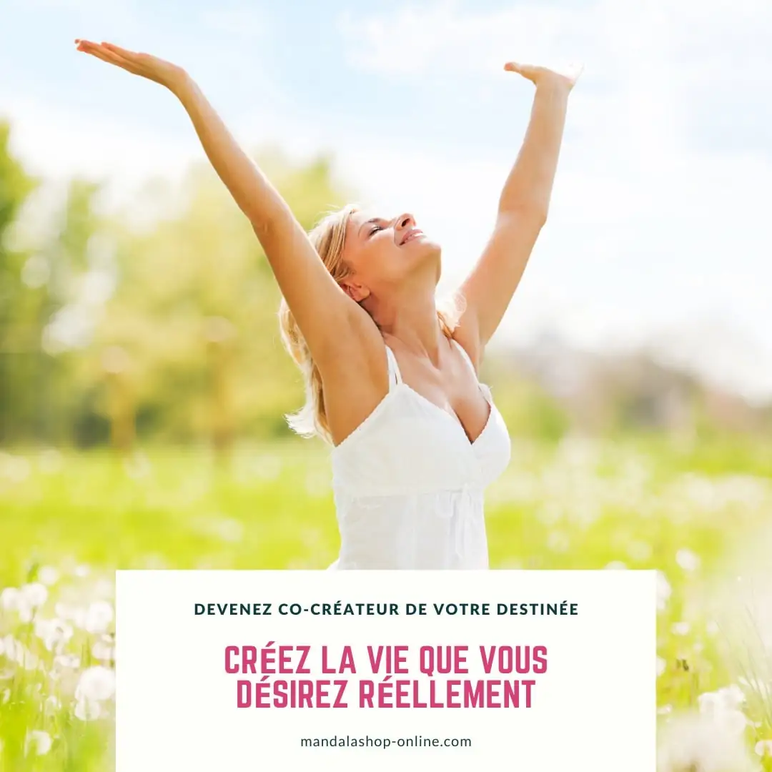 Femme pleine de joie dans un champ de fleurs, levant les bras au ciel, symbolisant la liberté, la connexion avec la nature et l'épanouissement personnel