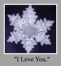 Cristal formado por la palabra 'Te amo', que ilustra el impacto positivo de las emociones e intenciones en las estructuras del agua y los cristales