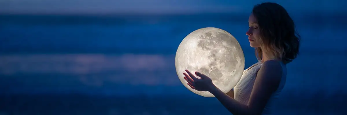 Femme tenant la lune entre ses mains, symbole de la connexion spirituelle, de l'intuition et de l'harmonie cosmique