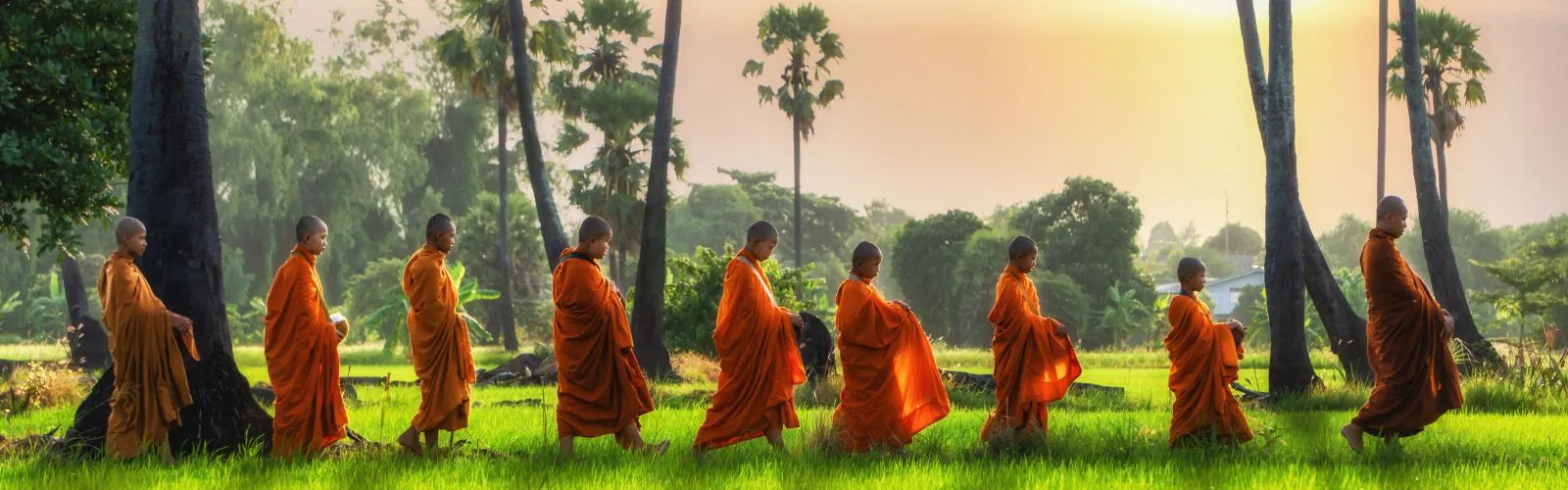 Junge Mönche folgen einem älteren Mönch in der indischen Reihe und symbolisieren Weisheit, Disziplin und die Akzeptanz des Loslassens in der Spiritualität
