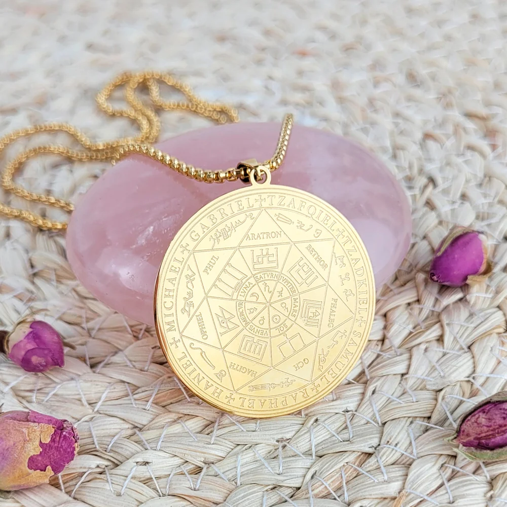 Bellissimo pendente placcato oro raffigurante il Sigillo dei 7 Arcangeli, accompagnato dalla sua catenina, simbolo di protezione e potere spirituale