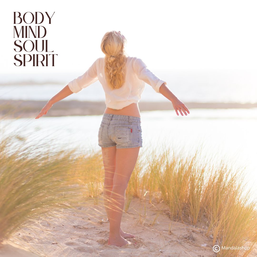 Mujer con los brazos abiertos mirando al sol - equilibrio cuerpo mente alma