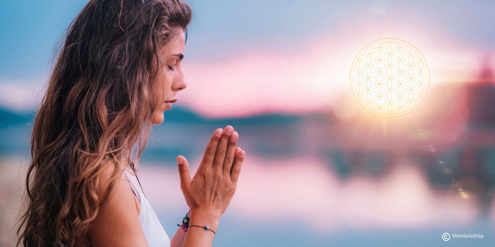Femme en méditation prière au coucher du soleil, avec une Fleur de Vie rayonnante, symbole d’éveil spirituel et d’unité