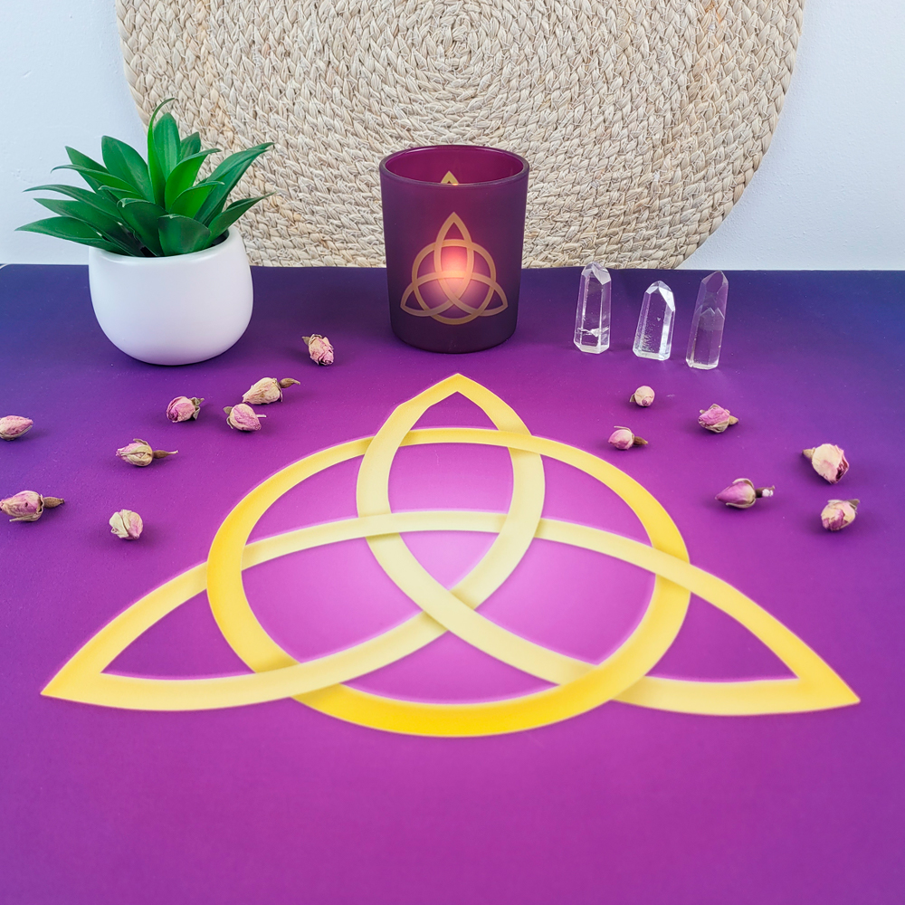 Mandalashop Triquetra mat used for a lunar ritual, symbolic support of the feminine cycle and sacred intuition