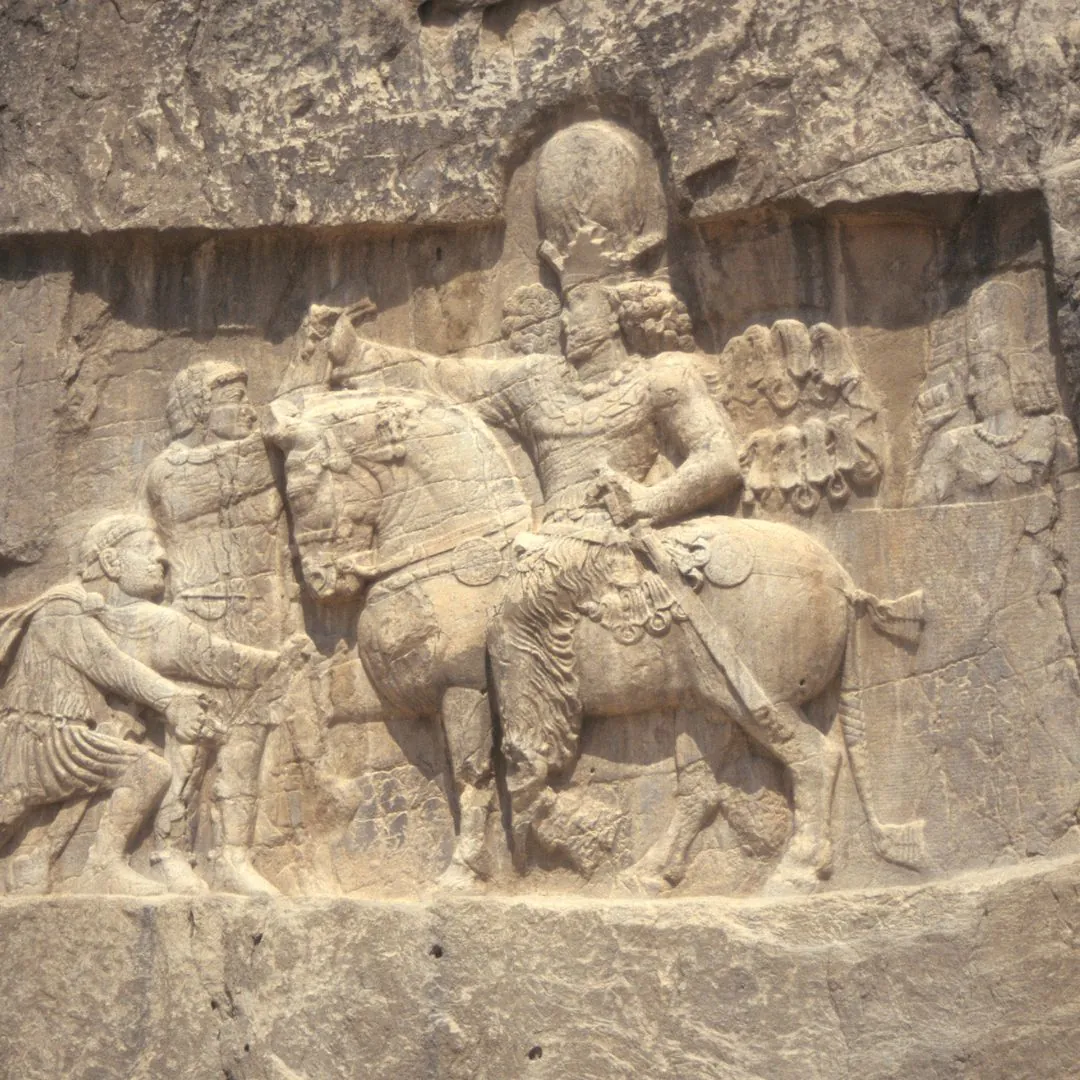 Fresco grabado en la cola de Mithra a caballo, llevando un sol sobre su cabeza