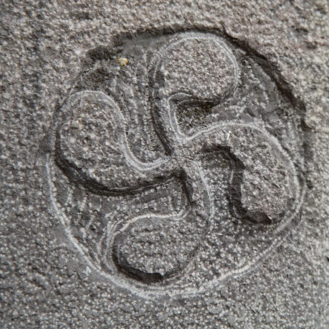 Lauburu, la cruz de rama cruzada en los vascos, que representa la rueda solar