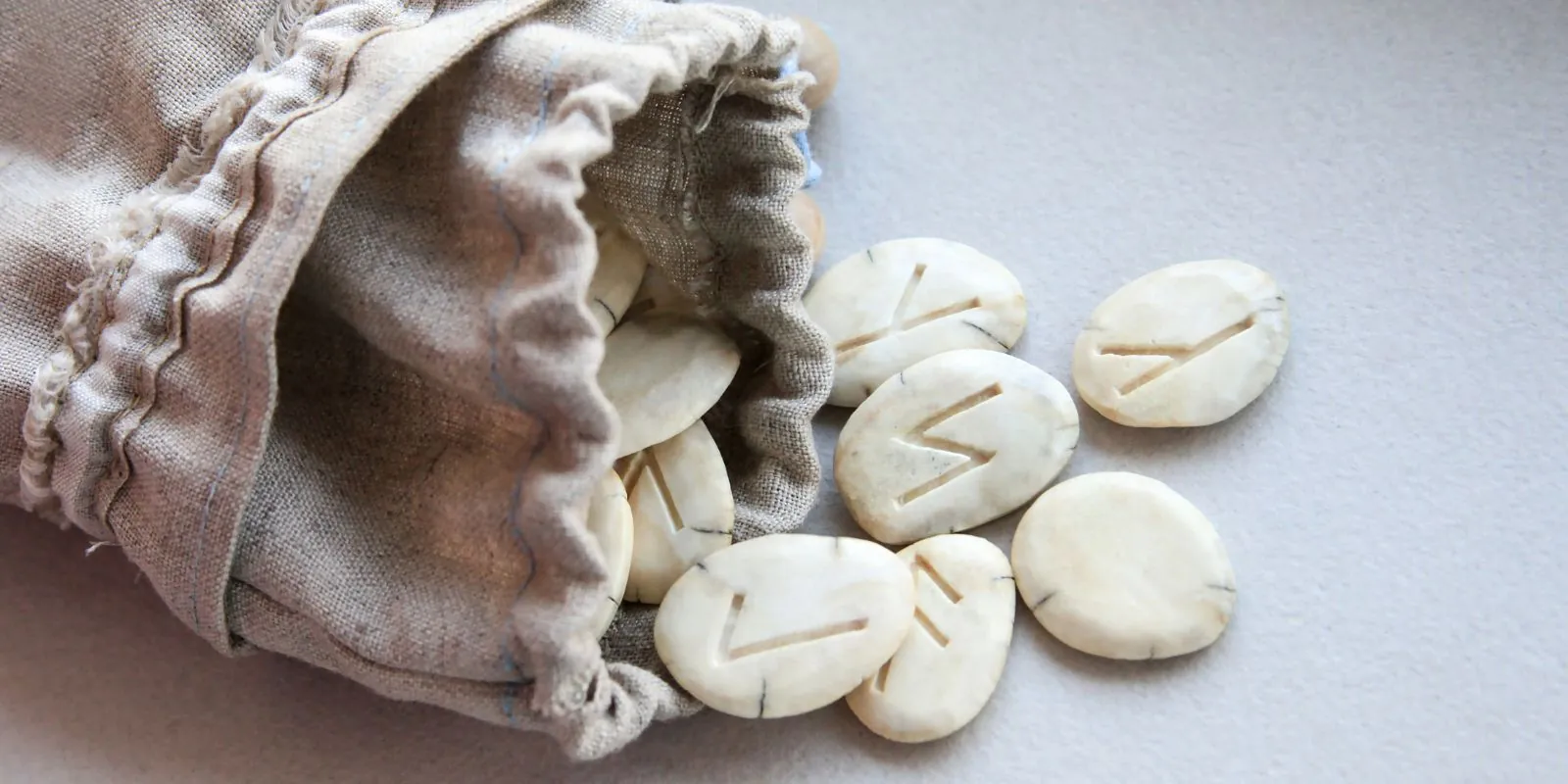 I segni runici venivano spesso utilizzati per invocare forze benefiche e respingere le energie negative