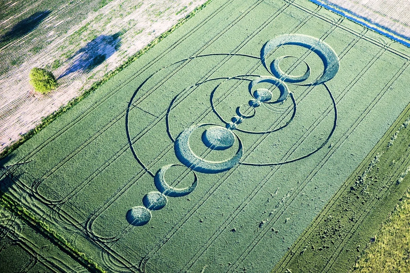 draufsicht auf ein Agroglyphenmuster, das in einem Feld in Frankreich aufgetaucht ist, ein mysteriöses geometrisches Muster