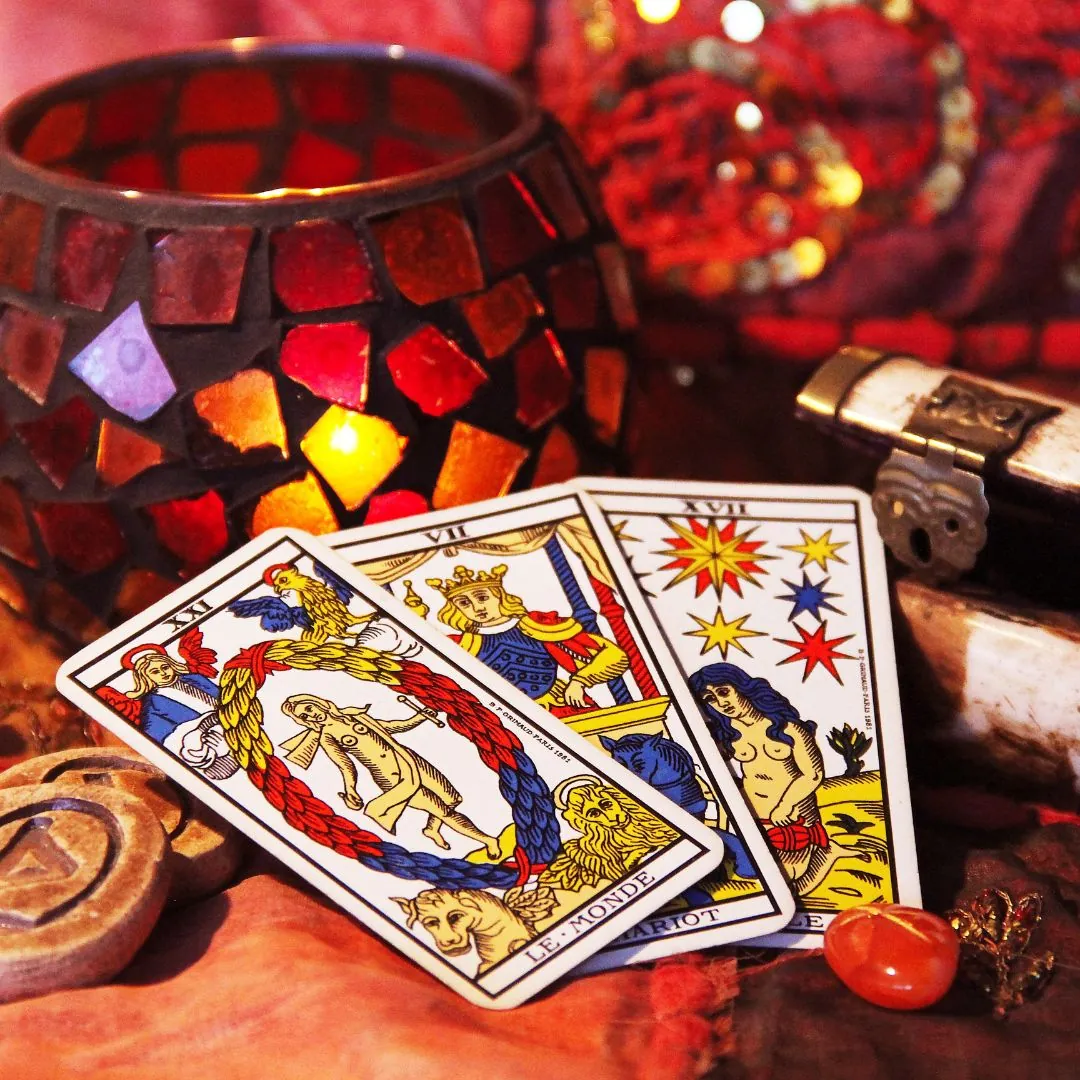 Carte de tarot 'Le Monde', symbolisant l'accomplissement, l'harmonie et l'intégration des forces opposées pour atteindre l'équilibre et l'épanouissement personnel