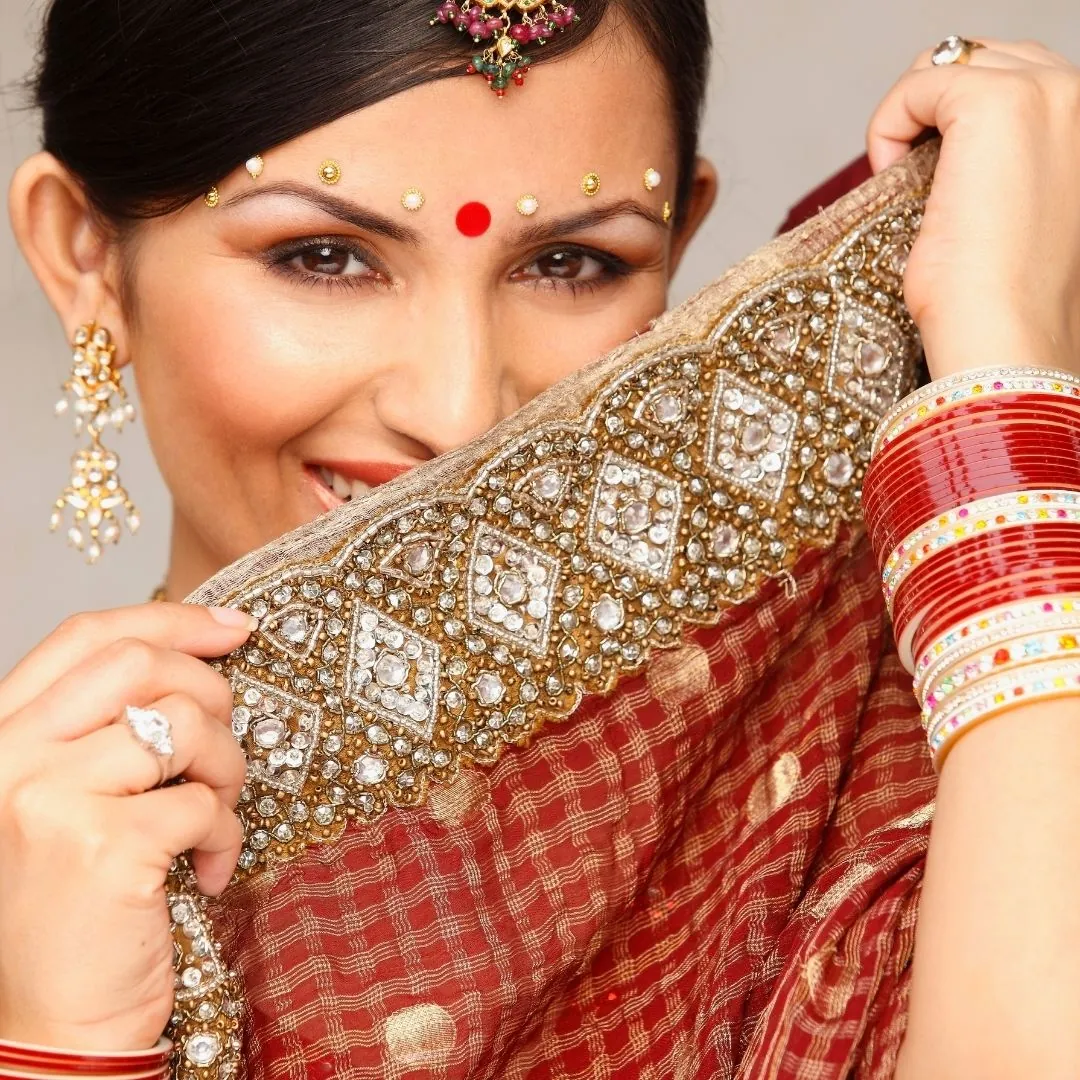 der rote Punkt auf der Stirn in Indien wird tilak genannt