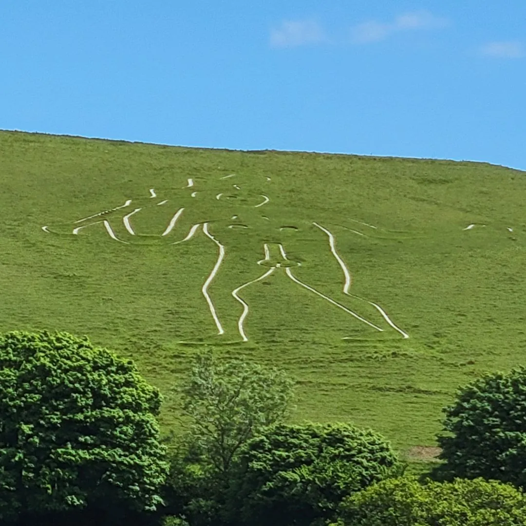 Géoglyphe du Cerne Abbas Giant en Angleterre, une figure géante gravée dans la colline représentant un homme musclé avec un gourdin