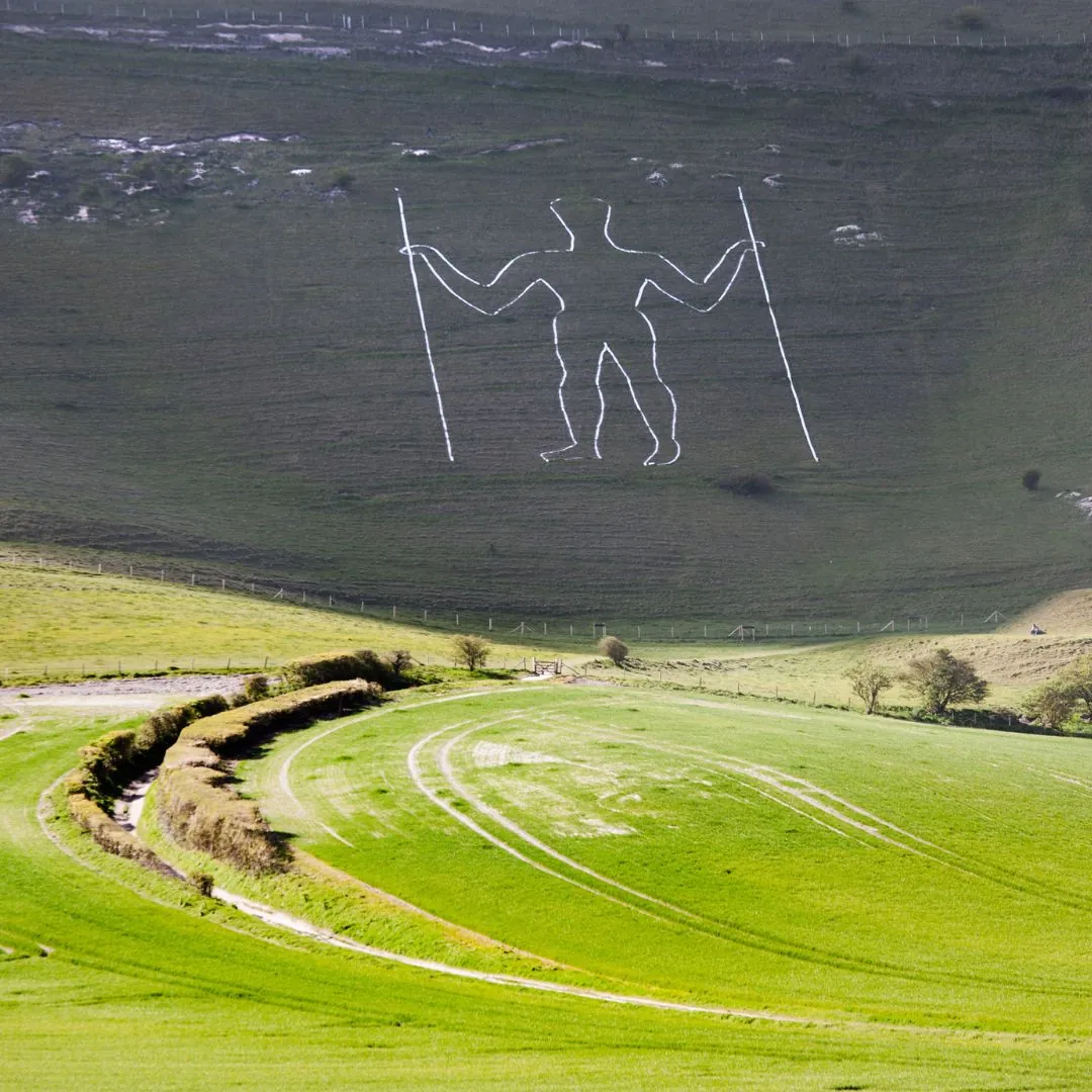 Géoglyphe du Long Man of Wilmington en Angleterre, une figure géante gravée dans la colline représentant un homme aux bras levés