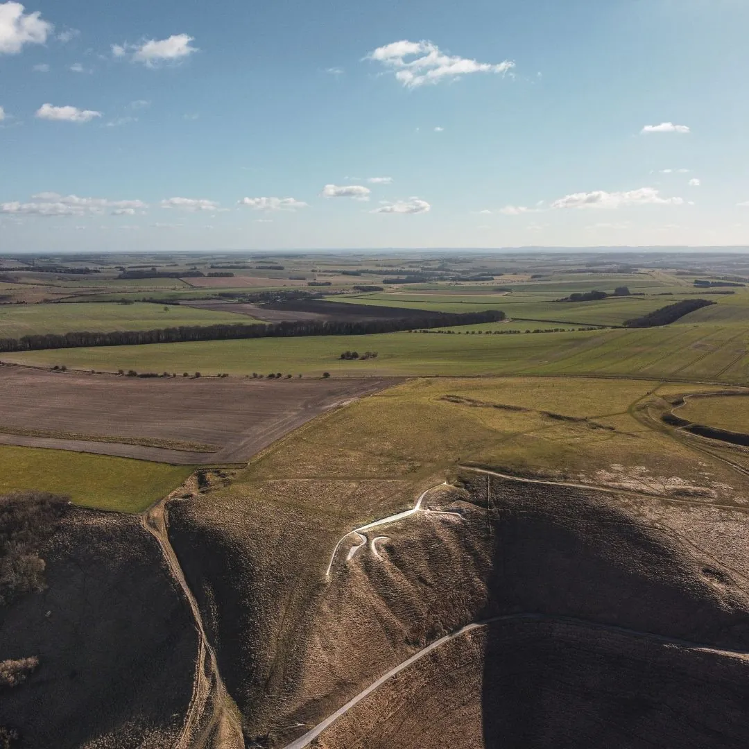 Géoglyphe du Uffington White Horse en Angleterre, une figure géante représentant un cheval tracée dans la colline de craie