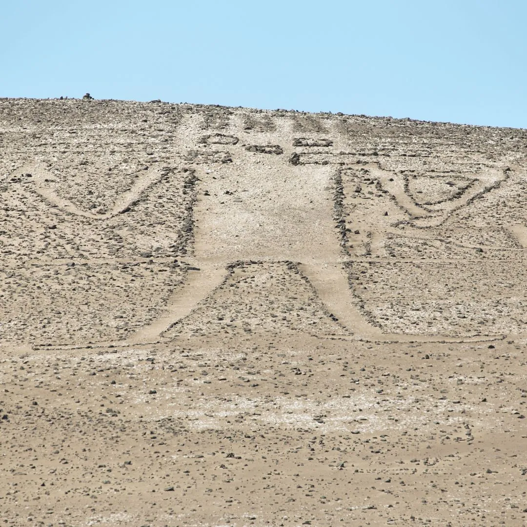 Géoglyphe énigmatique au Chili, illustration d’une forme complexe tracée dans le sable, témoignant des anciennes civilisations