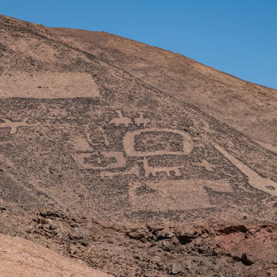 Géoglyphe mystérieux découvert au Chili, une grande figure tracée dans le désert représentant des formes géométriques